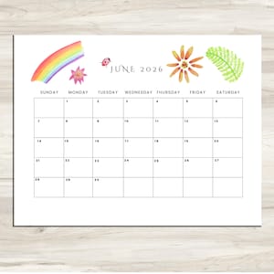 Puede incluir: Una página de calendario blanca para junio de 2026, con ilustraciones de acuarela de un arcoíris, flores y una mariquita. Los días de la semana se enumeran en la parte superior, con las fechas en una cuadrícula debajo. El texto "JUNIO 2026" se muestra.