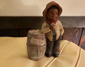 MARTHA HOLCOMBE Allergottes Kinder Moses Kleiner Junge mit Cracker Fass Figur.