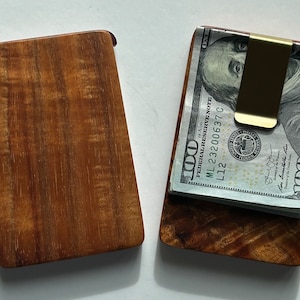 Tarjetero o billetera de madera con clip para billetes opcional. Fabricado con koa hawaiano rizado.