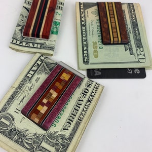 Clip para billetes de madera, diseño artesanal, fabricado con maderas exóticas y nacionales, ideal como regalo personal.