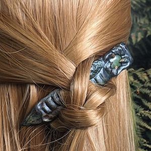 Presilha de Cabelo Dragão Negro: Grampo de cabelo em madeira de nogueira esculpida com jade.
