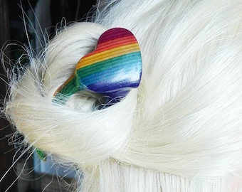 Horquilla para el cabello de madera arcoíris hecha a mano: Soporte para moño con forma de corazón tallado