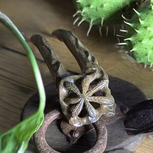 Horquilla vintage de madera de hierro: hoja de castaño tallada a mano, estilo Art Nouveau imagen 2