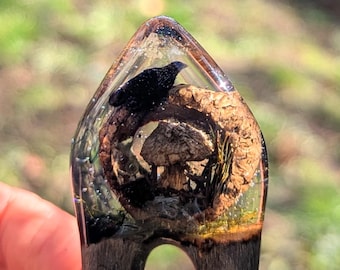 Horquilla para el pelo de madera de manzano hecha a mano: Horquilla de resina con musgo, hongo y mirlo