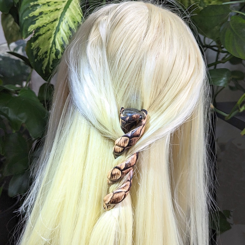 edelstein helix haarforke, labradorit spirale, spiral haarstab, drache schnitzerei, edelstein haarschmuck, handgemachtes Unikat, dünne haare, haarspange, haarschlange, luxus, Fee, fantasy, drachen