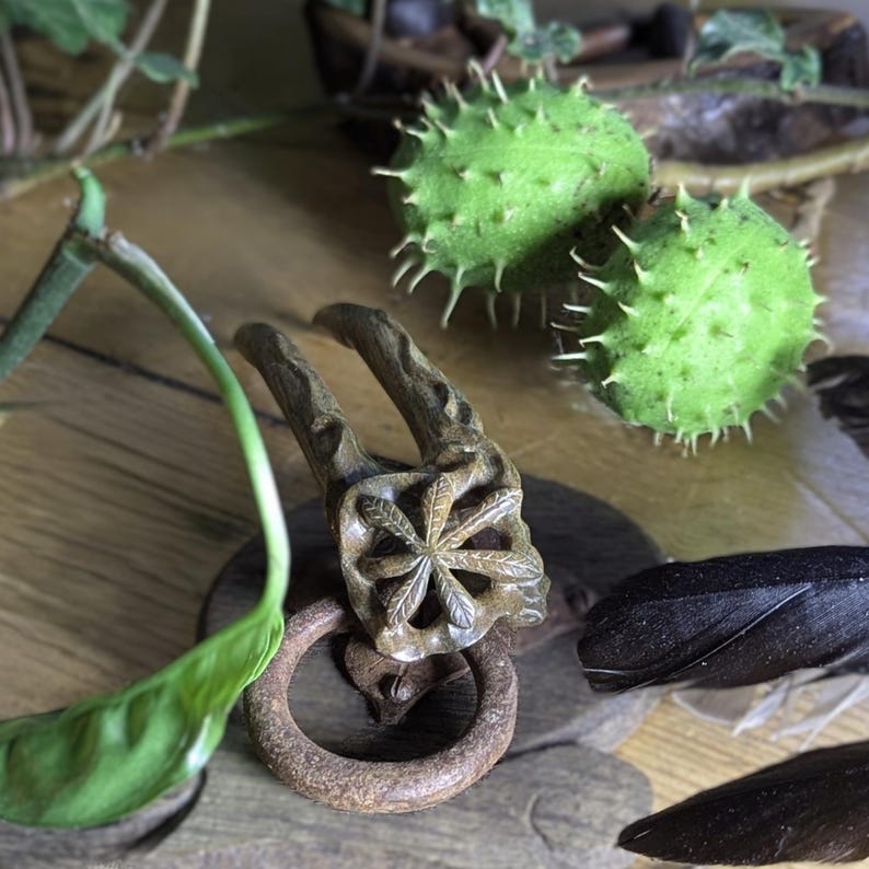 Horquilla vintage de madera de hierro: hoja de castaño tallada a mano, estilo Art Nouveau imagen 2