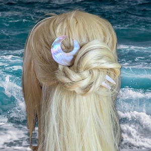 Horquilla para el cabello de nácar tallada a mano, luna creciente de concha reciclada, un soporte único para moños recogidos.
