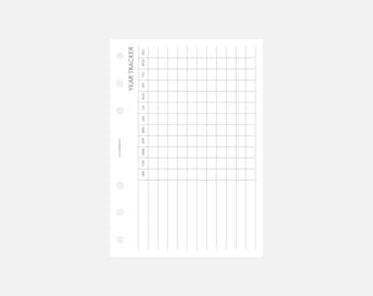 Può includere: Un planner annuale stampabile in bianco e nero con un layout a griglia e il testo "YEAR TRACKER" in alto. Il planner è diviso in 12 mesi, con una colonna per ogni settimana del mese.