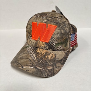 Pu&ograve; includere: Un cappellino da baseball mimetico con una "W" arancione ricamata sul davanti. Il cappellino ha una visiera curva e una toppa con la bandiera americana sul lato. Progettato per attivit&agrave; all'aperto.