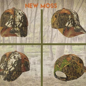 Pu&ograve; includere: Quattro cappellini da baseball con un motivo mimetico nei toni del marrone, verde e bianco sono esposti. I cappellini hanno una visiera curva e una corona strutturata. Il testo "NEW MOSS" &egrave; nella parte superiore centrale dell'immagine.