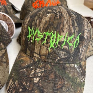 Gepersonaliseerde camouflagepet met borduurwerk. Camouflagepet met eigen lettertype en borduurwerk. afbeelding 2