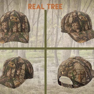 Pu&ograve; includere: Quattro viste di un cappellino da baseball mimetico con la scritta "REAL TREE" in arancione. Il cappellino presenta un motivo marrone, verde e beige, con una visiera curva e un cinturino regolabile. Ideale per attivit&agrave; all'aperto.