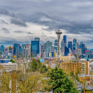 Horizonte de Seattle visto do Kerry Park, com a vista icônica do Space Needle e o famoso céu cinza.