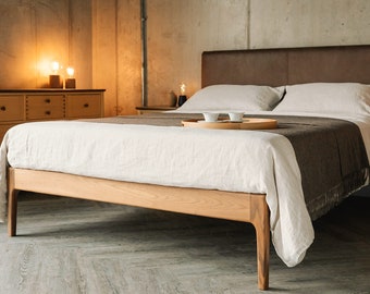 Modern, stijlvol bed. Het kunstleren hoofdeinde is gewatteerd voor extra comfort en heeft een dubbel gestikt detail aan de bovenkant.