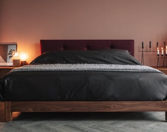 Cama baja con cabecera abotonada