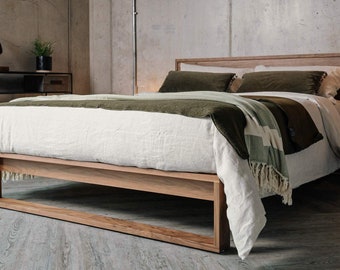 Modernes, stilvolles Bett mit niedrigem, elegantem Design.