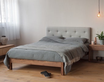 Cama moderna, con cabecera revestida de pura lana.