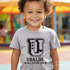 Camiseta personalizada com nome e data "U" para bebê – Camiseta infantil personalizada de manga curta – Presente de chá de bebê com estampa gráfica para faculdade e universidade 1NVS1-14Y21