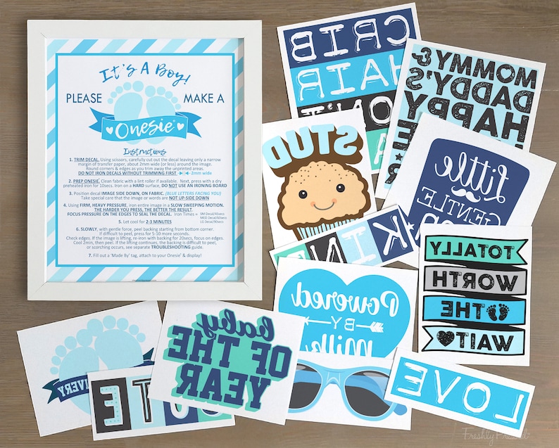 K&ouml;nnte beinhalten: Ein Set aus blauen und wei&szlig;en Babyparty-Dekorationen mit dem Text "Es ist ein Junge!" und "Mach ein Strampler". Die Dekorationen beinhalten ein gerahmtes Schild mit Anweisungen, einen Cupcake mit einem fr&ouml;hlichen Gesicht und verschiedene andere Designs mit S&auml;tzen wie "Absolut die Wartezeit wert" und "Angetrieben von Milch".