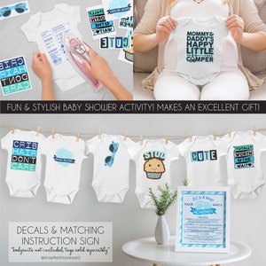 K&ouml;nnte beinhalten: Ein Set B&uuml;gelbilder f&uuml;r Baby-Bodys. Die Aufkleber zeigen S&auml;tze wie "Crib Hair Don't Care", "Stud", "Cute" und "Totally Worth The Wait". Die Aufkleber sind blau und wei&szlig; und f&uuml;r eine Babyparty-Aktivit&auml;t gedacht.