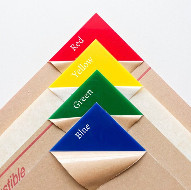 Pu&ograve; includere: Quattro fogli di acrilico colorato, impilati a forma di piramide. Il foglio superiore &egrave; rosso, il secondo foglio &egrave; giallo, il terzo foglio &egrave; verde e il foglio inferiore &egrave; blu. Ogni foglio ha il nome del colore stampato in bianco sulla superficie.