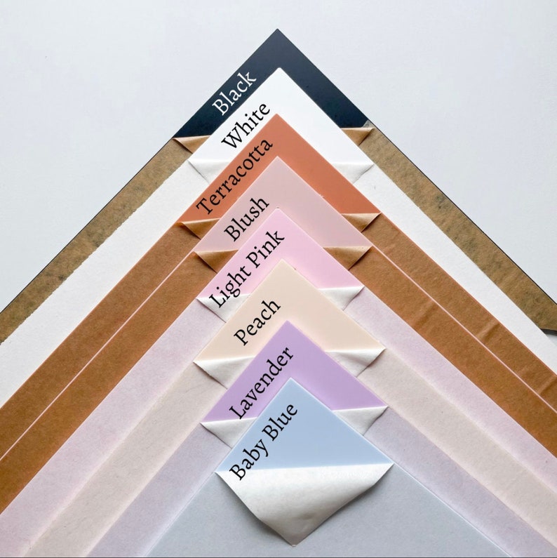 Pu&ograve; includere: Un set di campioni di carta da cartoncino colorata in varie tonalit&agrave; di rosa, blu, marrone e bianco. I colori sono etichettati con i loro nomi: Nero, Bianco, Terracotta, Rosso, Rosa chiaro, Pesca, Lavanda, Azzurro.