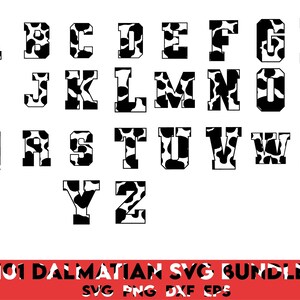 Op de afbeelding: Zwart-witte alfabetletters met een dalmati&euml;r-vlekkenpatroon. De letters zijn in een vetgedrukt, blokachtig lettertype. De tekst onderaan de afbeelding luidt "101 Dalmatian SVG Bundle SVG PNG DXF EPS".
