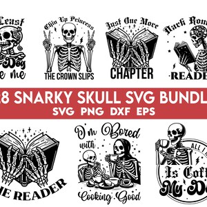 Puede incluir: Un conjunto de 28 dise&ntilde;os SVG en blanco y negro con ilustraciones humor&iacute;sticas de esqueletos con diferentes frases. Los dise&ntilde;os incluyen un esqueleto leyendo un libro, un esqueleto tomando caf&eacute; y un esqueleto con un perro. El texto en los dise&ntilde;os incluye frases como "Al menos mi perro me quiere", "&Aacute;nimo, princesa", "Solo un cap&iacute;tulo m&aacute;s", "Romance oscuro", "Estoy aburrido de cocinar" y "Todo lo que necesito es caf&eacute; y mi perro".