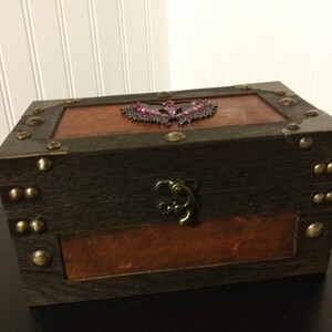 Caja cuadrada de madera marrón