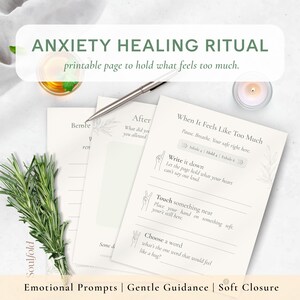 Może przedstawiać: Drukowane strony do rytuału uzdrawiania lęku, zawierające podpowiedzi i wskazówki. Strony zawierają tekst "Anxiety Healing Ritual" i "When It Feels Like Too Much". Widoczny jest również długopis, świeca i rozmaryn.