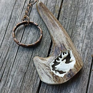 Un porte-clés cerf sculpté à la main - un cadeau spécial pour les amoureux de la nature !