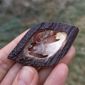 Gostaria de algo para lembrá-lo de sua melhor caçada? Este broche de alce artístico esculpido à mão pode ser a peça certa.