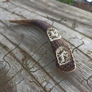 Gostaria de algo para lembrá-lo de sua melhor caçada? Este broche de alce artístico esculpido à mão pode ser a peça certa.