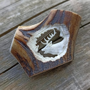 Presente de Dia dos Pais - Um broche de chifre esculpido à mão com motivo de alce.