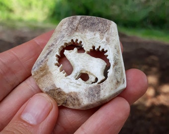 Vous cherchez quelque chose d’artistique et inspiré par la nature? Si c’est le cas, cette broche d’ours sculptée à la main pourrait attirer votre attention.