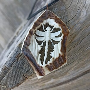 Un collier libellule sculpté à la main - un indispensable pour les amateurs de nature, de recyclage et de libellules :)