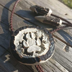 Paw bolo tie - Footprint necklace - Claw ornament - Western bolo tie - Gift for him - Deer anter jewelry - Carved wolf - Handcarved jewelry