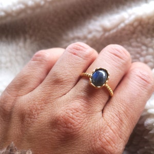 Bague en laiton doré à l'or fin et pierre Naturelle labradorite。