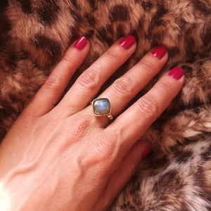 Bague en laiton doré à l'or fin et pierre Naturelle labradorite。