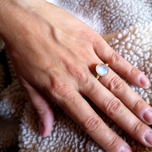 Bague en laiton doré à l'or fin et pierre Naturelle pierre de lune。