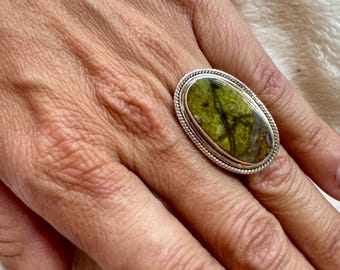 Anillo ajustable de plata de ley con gema de ópalo verde natural.