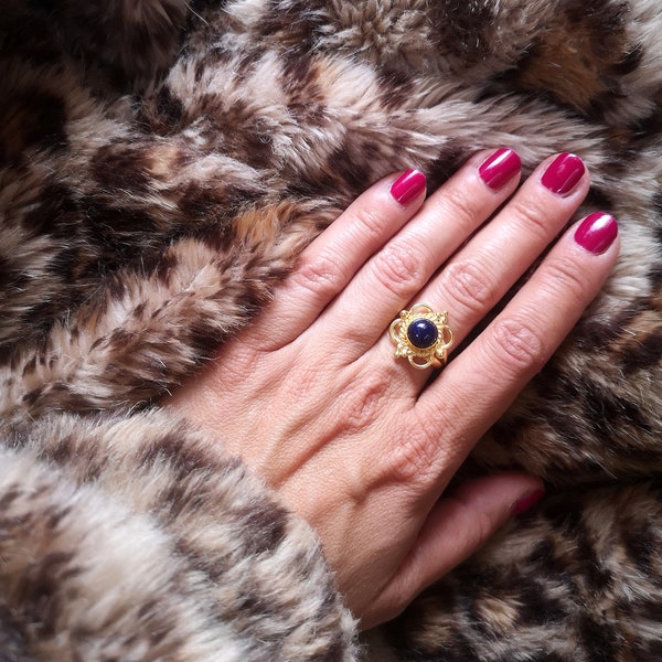 Bague en laiton doré à l'or fin et pierre naturelle lapis lazuli.