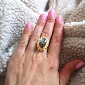 Bague en laiton doré à l'or fin et pierre Naturelle labradorite。