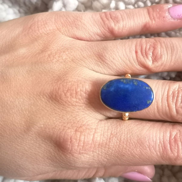 Bague en laiton doré à l'or fin et pierre naturelle Lapis lazuli.