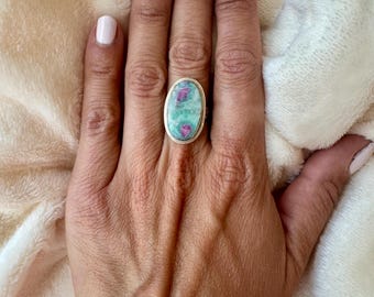 Anillo ajustable de plata de ley, rubí fucsita natural, con inclusiones rosas.