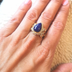 Bague en laiton doré à l'or fin et pierre Naturelle ラピスラズリ。