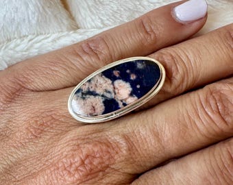 Anillo ajustable de plata de ley, piedra preciosa de sodalita natural, inclusiones rosas.