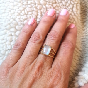 Bague en laiton doré à l'or fin et pierre Naturelle pierre de lune。