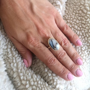 Bague en laiton doré à l'or fin et pierre Naturelle merlinite (agathe dendritique)。