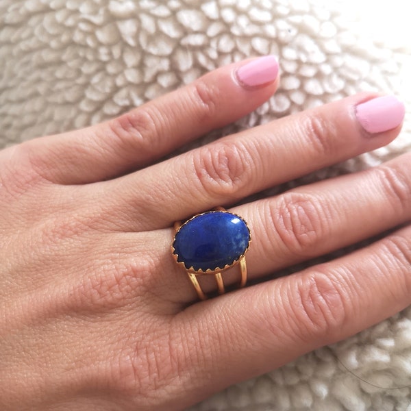 Bague en laiton doré à l'or fin et pierre naturelle Lapis lazuli.